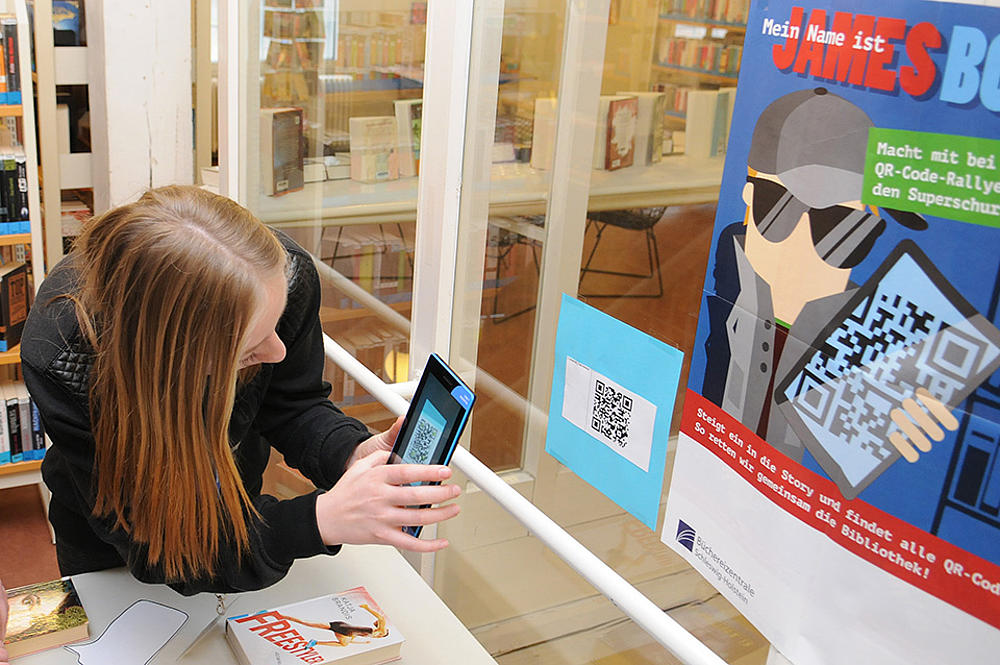 Eine Schülerin fotografiert im Zuge der QR-Code-Rallye mit James Bound mit einem Tablet einen QR-Code ab.