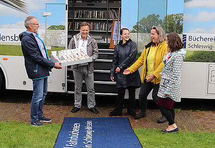 Premiere der mobilen Saatgut-Bibliothek vor einer Fahrbücherei.