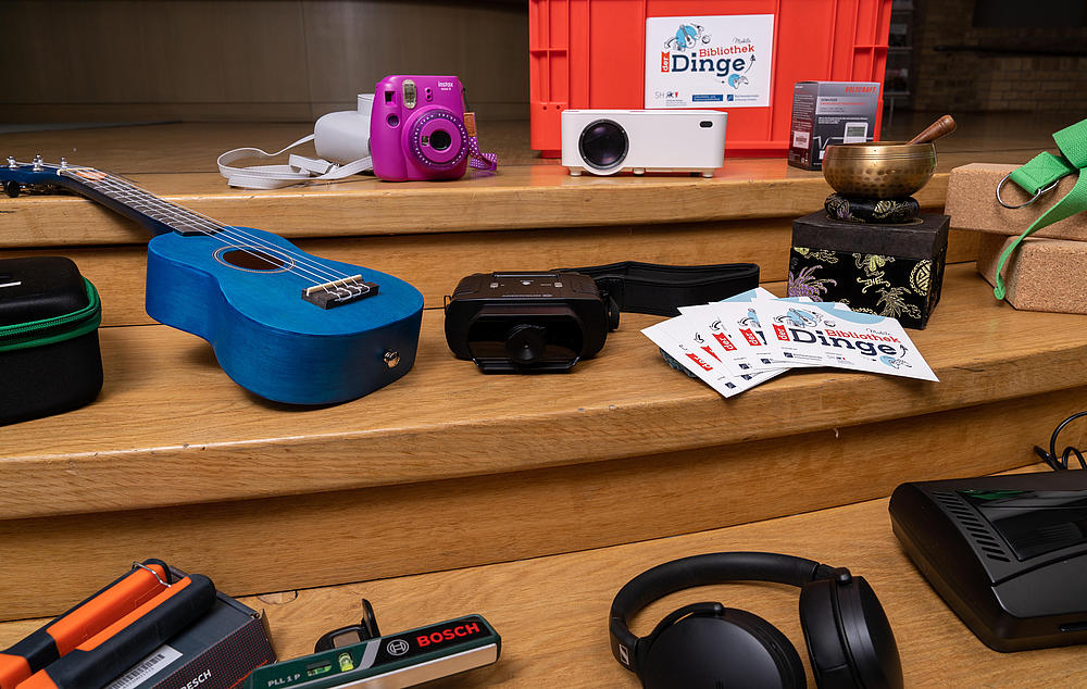 Verschieden Gegenstände, wie beispielsweise Kopfhörer, Kamera und Nachtsichtgerät, der mobilen Bibliothek der Dinge.