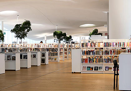 Blick in eine offen gestaltete Bücherei in Finnland. 