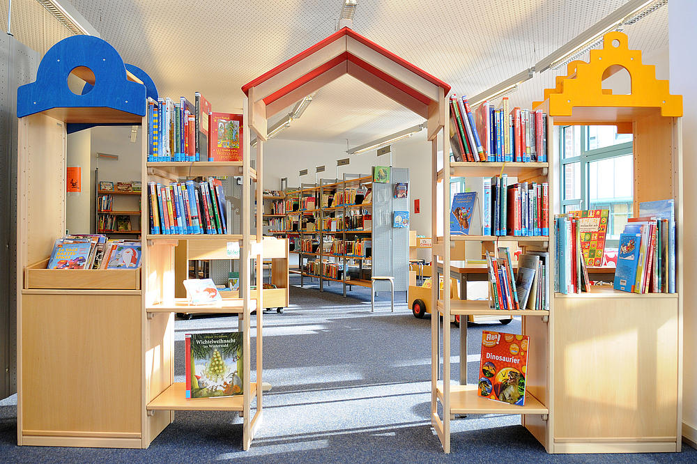 Torbogen-artiger Zugang aus Bücherregalen als Zugang zur Kinderecke in der Bücherei Tornesch.